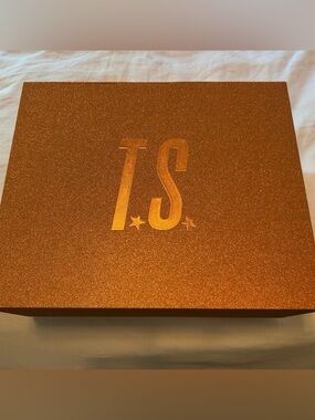 Taylor Swift TLOAS collectible box w/ CD. Excellent conditions.
